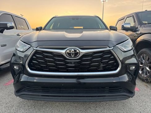 Used 2022 Toyota Highlander Limited FWD image 2