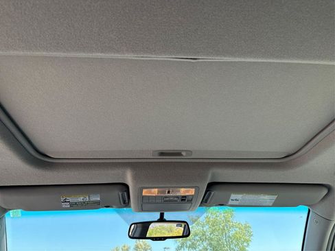 Used 2011 Toyota Highlander Limited w/ Tow Pkg AWD/4WD image 22