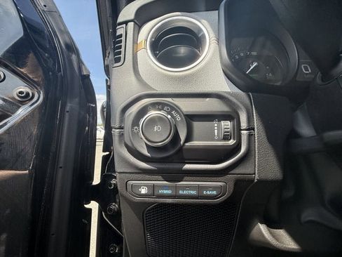 Used 2025 Jeep Wrangler Sahara AWD/4WD image 22