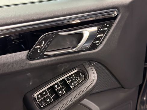 Certified 2025 Porsche Macan image 23