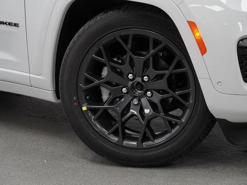 New 2025 Jeep Grand Cherokee Summit image 4