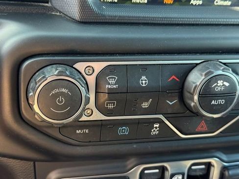 Used 2022 Jeep Wrangler Unlimited Sahara w/ Cold Weather Group AWD/4WD image 21