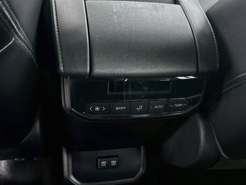 Used 2021 Toyota Highlander XLE FWD image 28