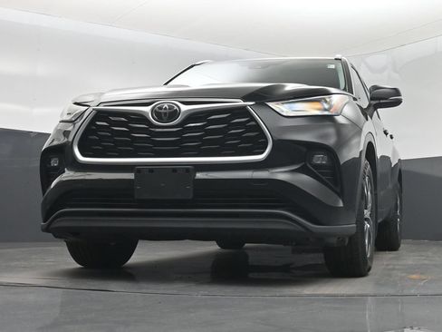 Used 2021 Toyota Highlander XLE AWD/4WD image 31