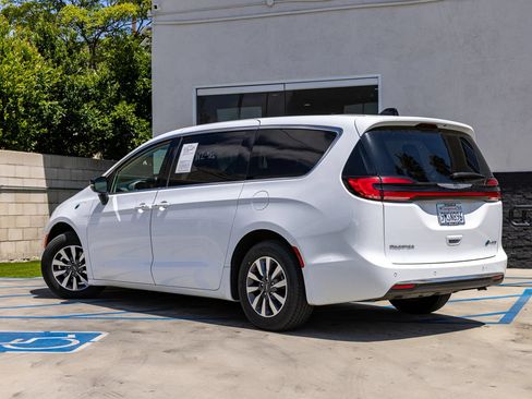 Used 2024 Chrysler Pacifica Limited FWD image 10