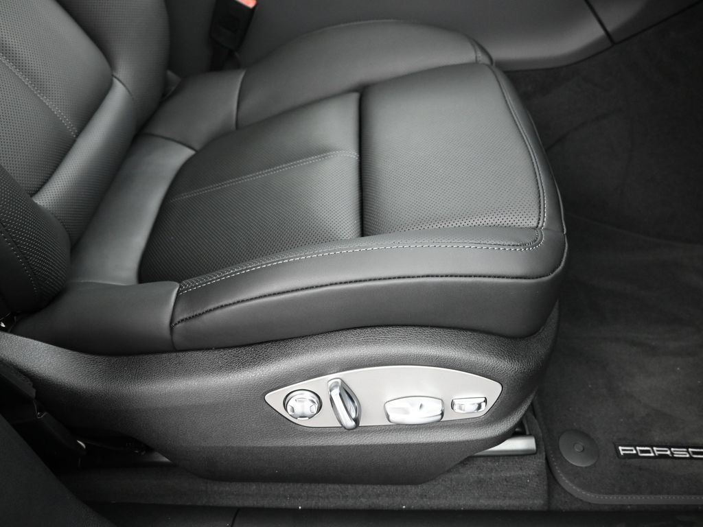 Certified 2025 Porsche Macan AWD/4WD image 29