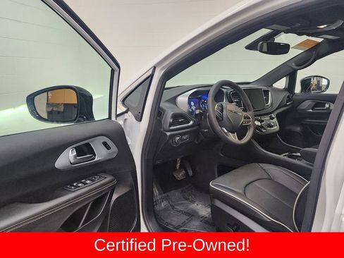Used 2026 Chrysler Pacifica Limited image 11