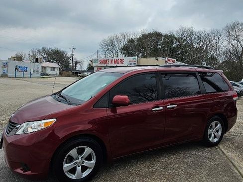 Used 2012 Toyota Sienna LE image 8