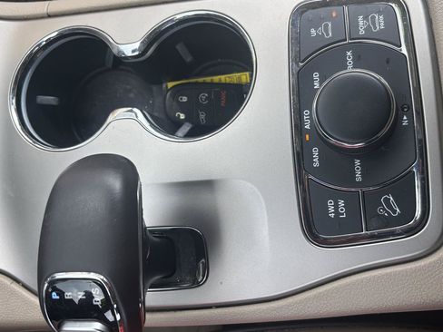 Used 2014 Jeep Grand Cherokee Overland w/ Advanced Technology Group AWD/4WD image 15
