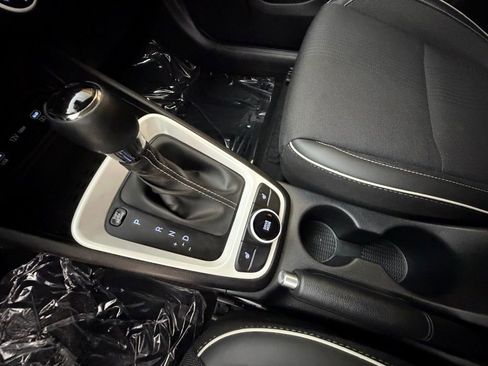 Certified 2024 Hyundai Venue Limited image 19