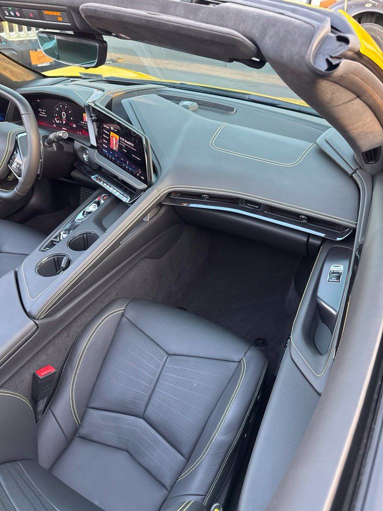 Used 2026 Chevrolet Corvette Stingray Premium Conv w/ Z51 Performance Package RWD image 31