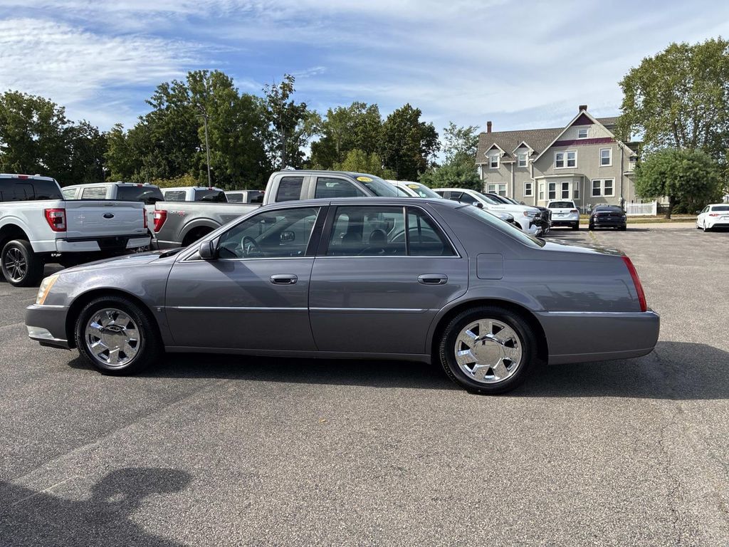 Used 2007 Cadillac DTS Luxury I w/ Sun And Navigation Package FWD image 4