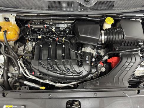 Used 2021 Chrysler Voyager Lxi image 31