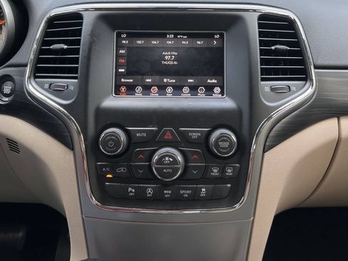 Used 2020 Jeep Grand Cherokee Laredo AWD/4WD image 26
