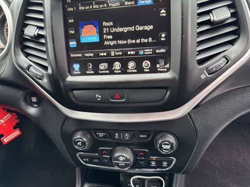 Used 2016 Jeep Cherokee Overland image 11