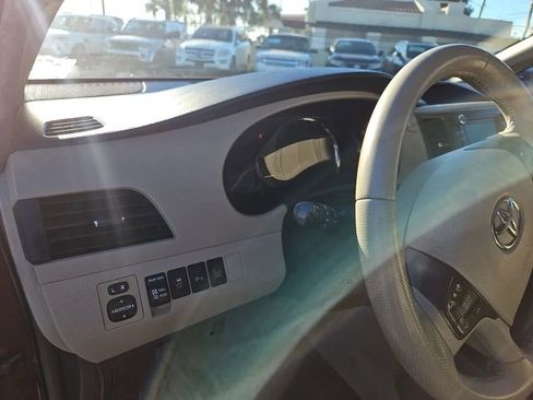 Used 2013 Toyota Sienna XLE w/ Premium Pkg image 29