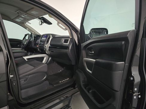 Used 2021 Nissan Titan SV w/ SV Convenience Package image 19