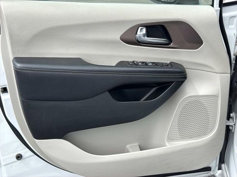 Used 2022 Chrysler Voyager LX FWD image 23