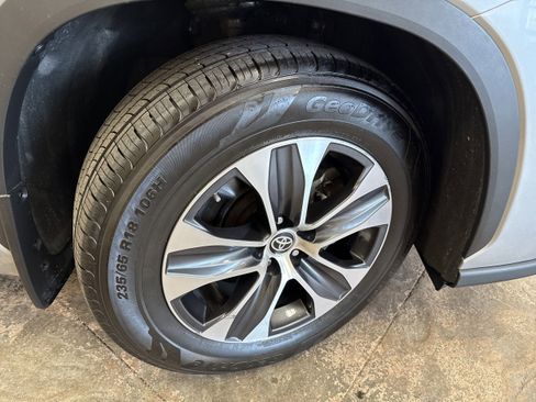 Used 2022 Toyota Highlander XLE image 13