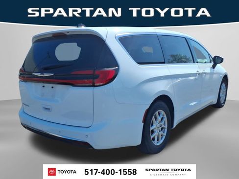 Used 2023 Chrysler Pacifica Touring-L FWD image 6