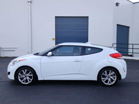 Used 2016 Hyundai Veloster image 2