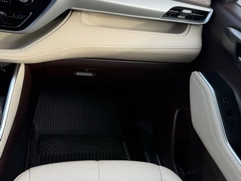 Certified 2021 Toyota Highlander Platinum image 33