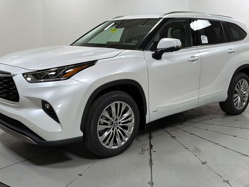 New 2026 Toyota Highlander Platinum image 1