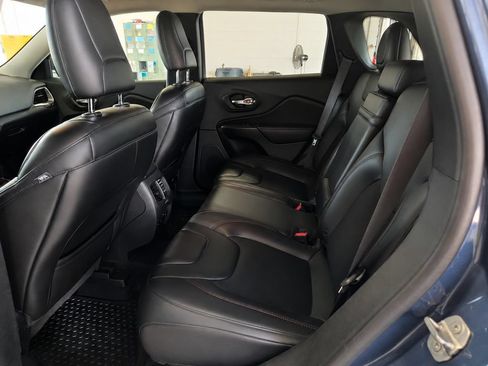 Used 2019 Jeep Cherokee Trailhawk w/ Cold Weather Group AWD/4WD image 11