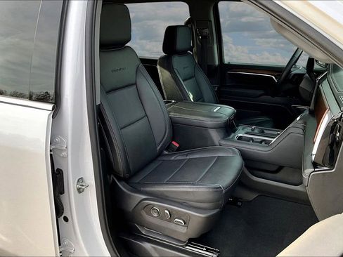 Used 2024 GMC Sierra 3500 Denali w/ Denali Reserve Package image 32