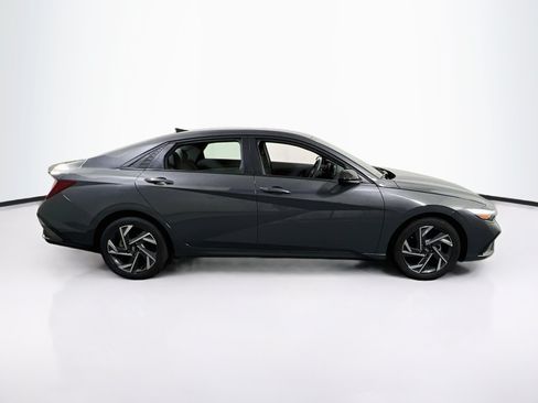 Used 2025 Hyundai Elantra Sport FWD image 4