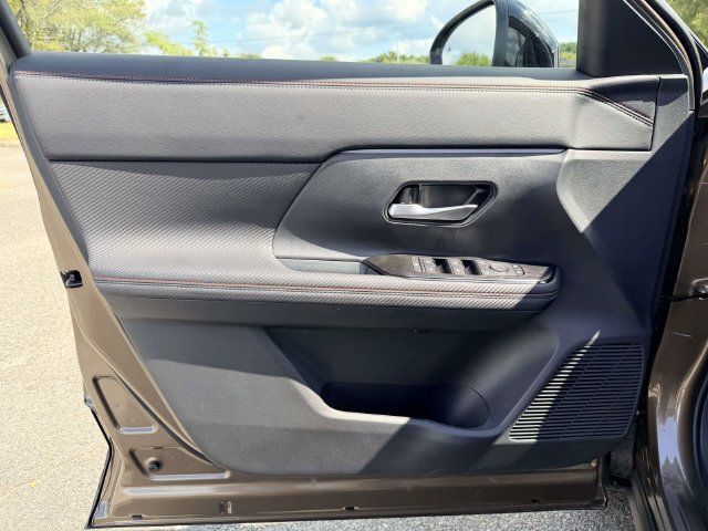 Used 2026 Nissan Kicks SR w/ Interior Electronics Package FWD image 14