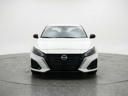 Used 2025 Nissan Altima 2.5 SV image 2