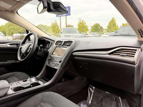 Used 2019 Ford Fusion SE FWD image 21