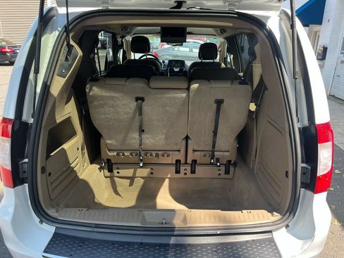 Used 2016 Chrysler Town & Country Touring FWD image 20