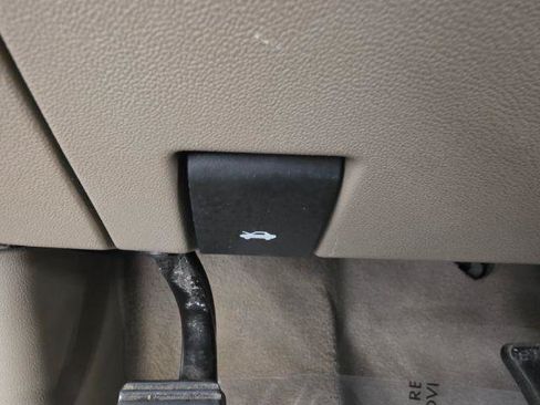 Used 2011 Volkswagen Routan SEL FWD image 21