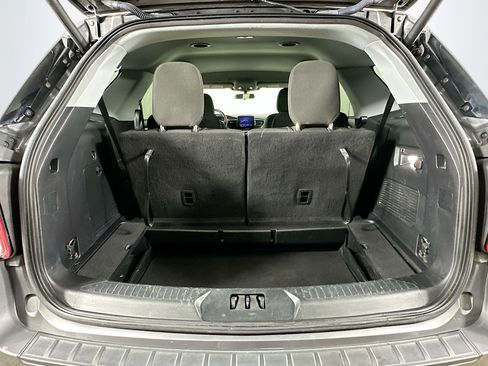 Used 2021 Ford Explorer XLT image 29