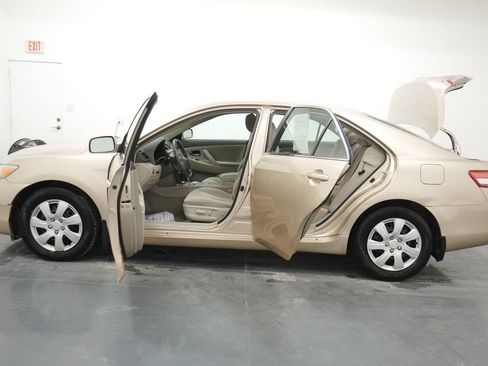 Used 2010 Toyota Camry LE FWD image 18