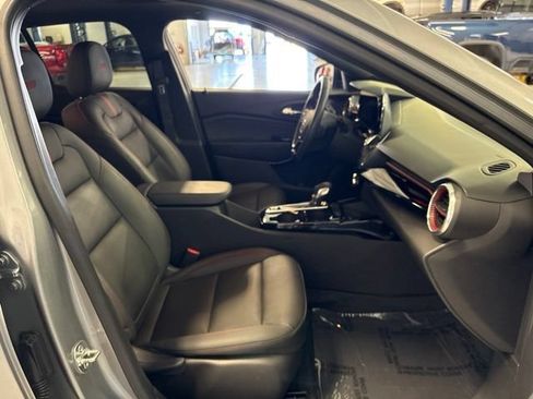 Used 2025 Chevrolet Trax RS w/ Sunroof Package FWD image 37