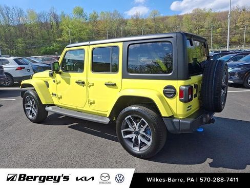 Used 2024 Jeep Wrangler Unlimited w/ Convenience Group AWD/4WD image 8