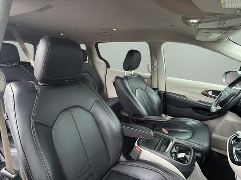 Used 2019 Chrysler Pacifica Touring-L FWD image 19