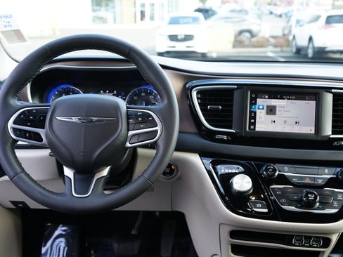 Used 2023 Chrysler Voyager LX image 28