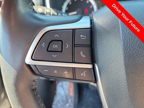 Used 2024 Toyota Highlander XLE FWD image 5