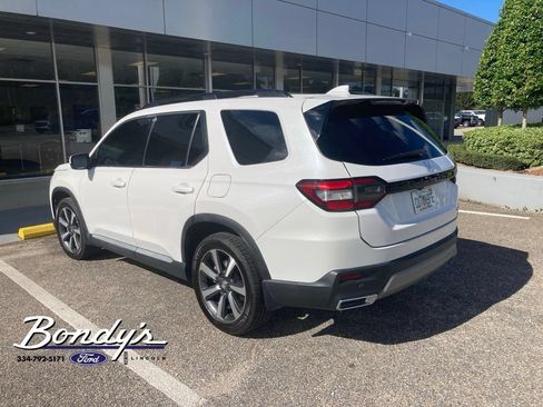 Used 2023 Honda Pilot Touring image 3