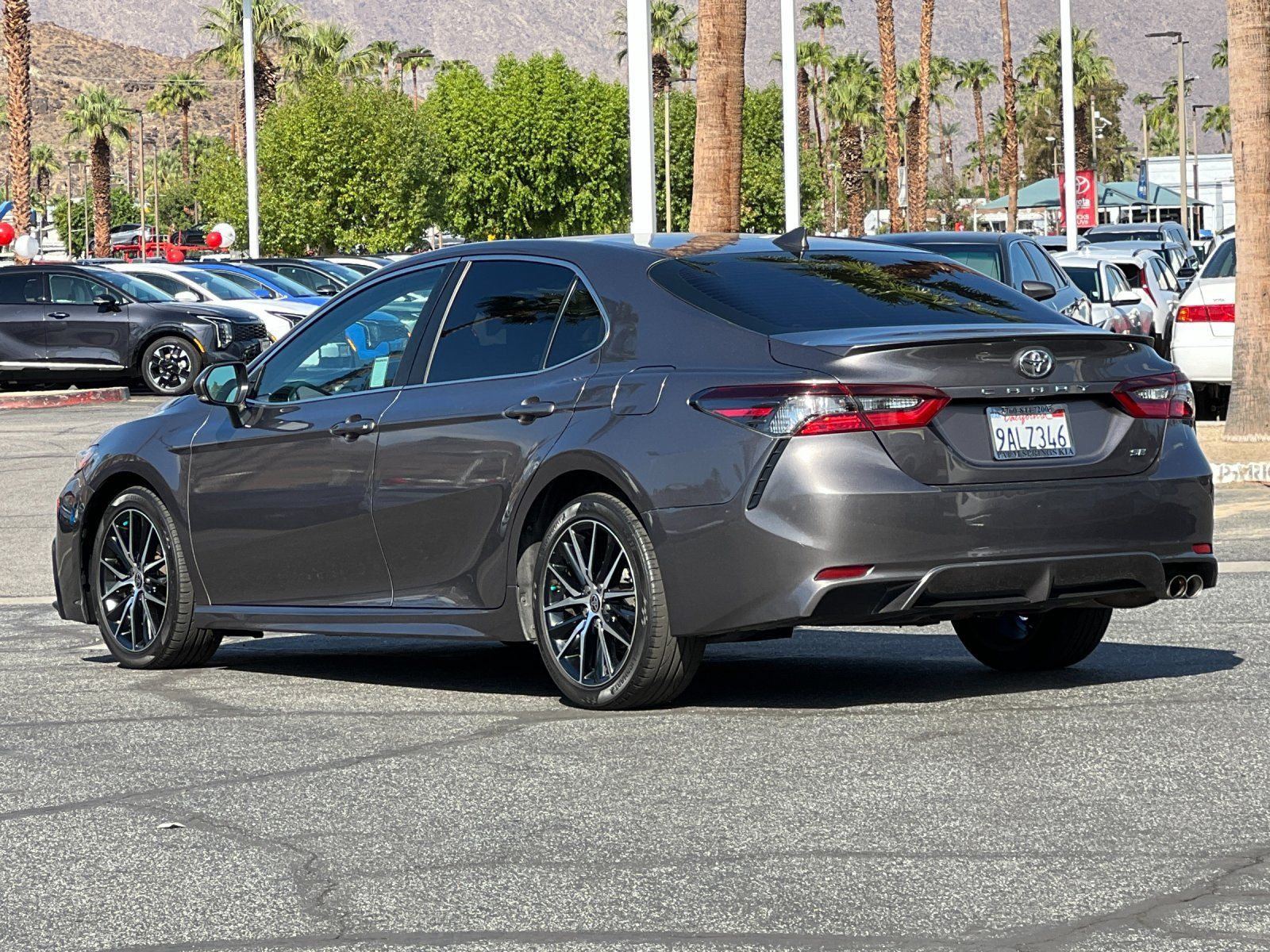 Used 2022 Toyota Camry SE FWD image 5