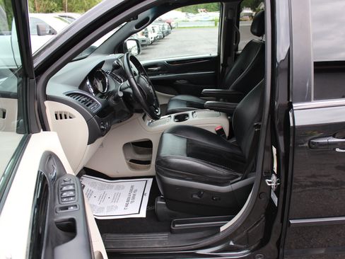Used 2017 Dodge Grand Caravan SXT FWD image 16