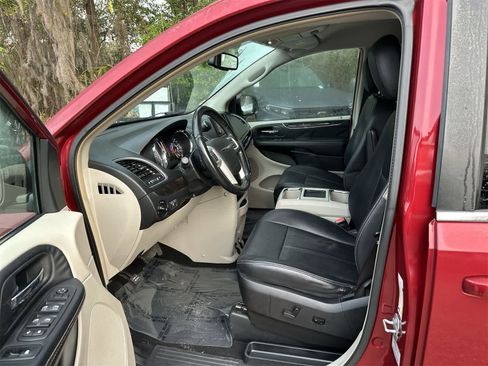 Used 2016 Chrysler Town & Country Touring image 2