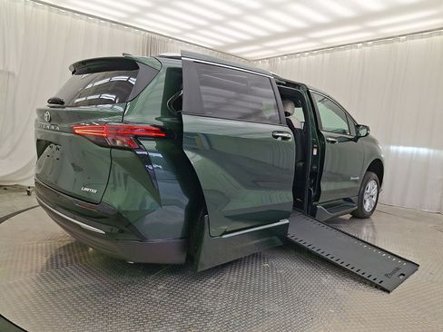 Used 2026 Toyota Sienna Limited FWD image 28