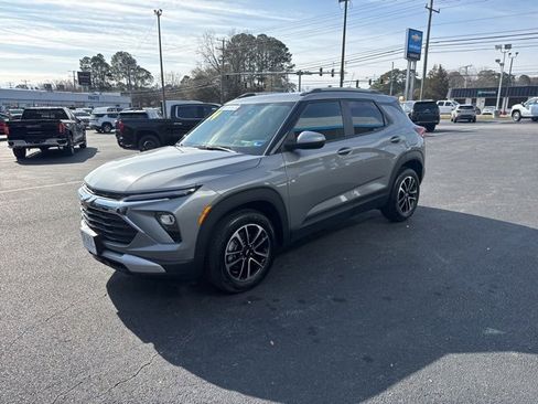 Used 2024 Chevrolet TrailBlazer LT w/ LT Cold Weather Package image 3