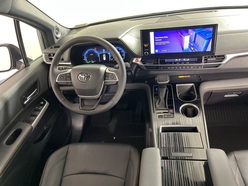 Used 2025 Toyota Sienna XLE Woodland Edition image 15