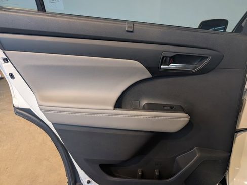 Used 2020 Toyota Highlander XLE image 22